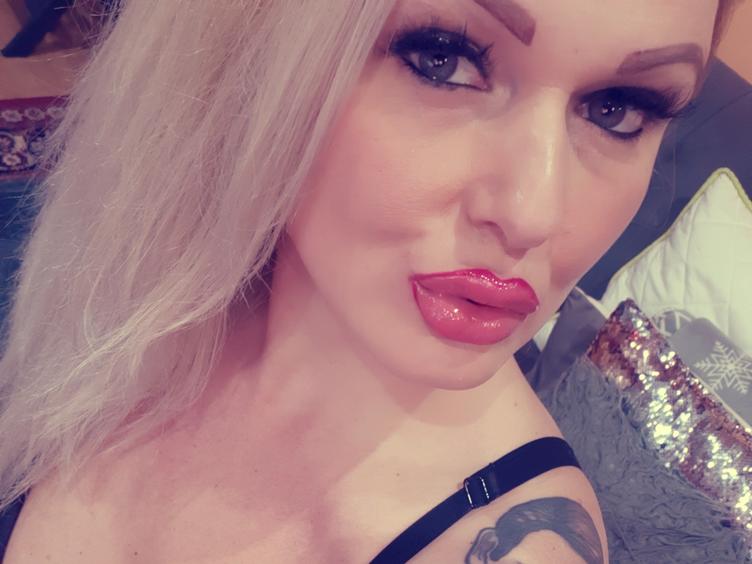 Halloo Jungs, ich bin eine blonde sexy mollige milf mit einem grossen sexy Popo..Ich liebe die Erotik,sex, rauchen, deinen Schw*nz,, Ich zeige mich sehr gerne vor der Cam und ich hoffe das dir meine Show gefällt..