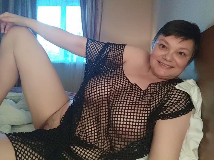 Im Anna 50 age  mature woman - with hairy pussy and big naturals tits!!! like play there))I want ty learn German)))Welcome my room:)I very like see you camera!!!Or send me @ and im answer you:)
